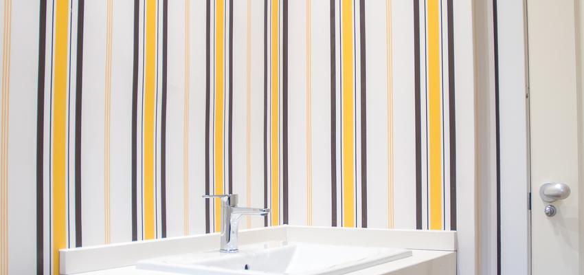 Baño Estilo moderno Color amarillo, negro, plateado  diseñado por REFORMADISIMO | Gremio | Copyright REFORMADISIMO