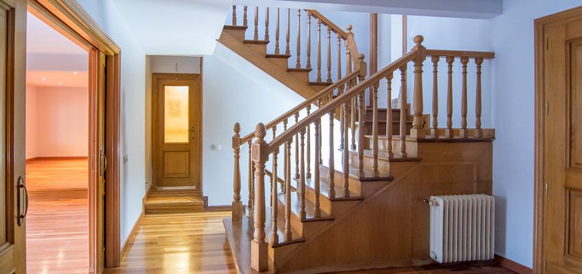 Escalera Estilo clasico Color marron, marron, beige, marron  diseñado por REFORMADISIMO | Gremio | Copyright REFORMADISIMO