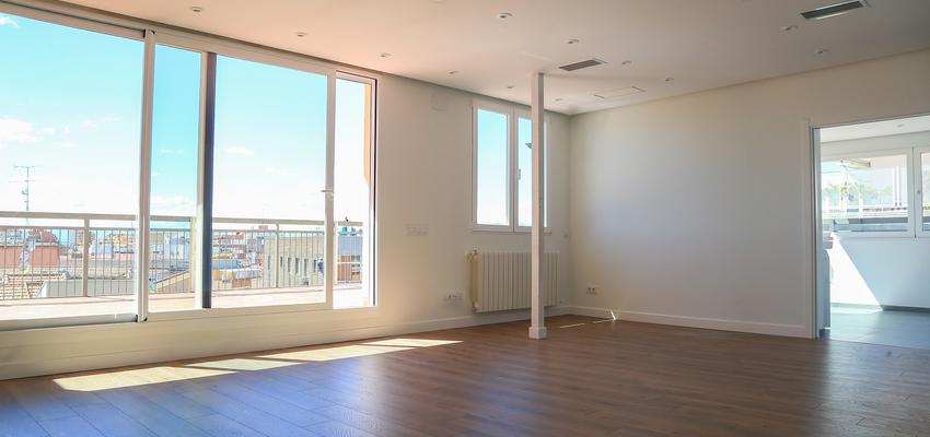 Salon Estilo contemporaneo Color marron, beige, marron, blanco, bronce  diseñado por REFORMADISIMO | Gremio | Copyright REFORMADISIMO