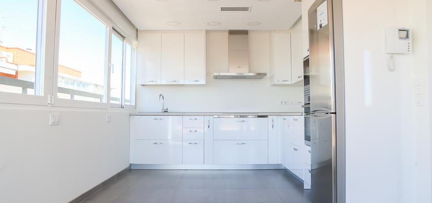 Cocina Estilo moderno Color plateado  diseñado por REFORMADISIMO | Gremio | Copyright REFORMADISIMO