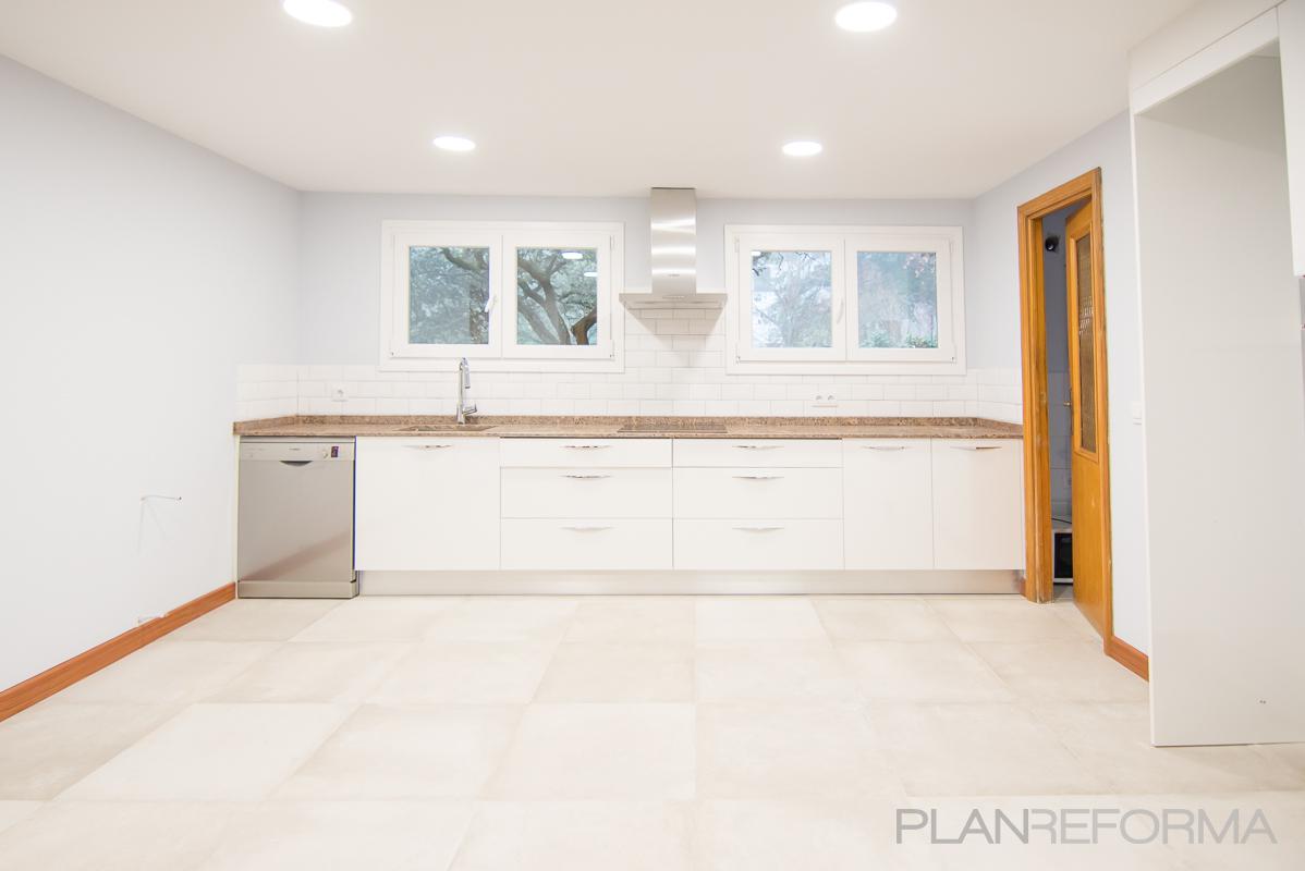 Cocina Estilo clasico Color marron, marron, plateado