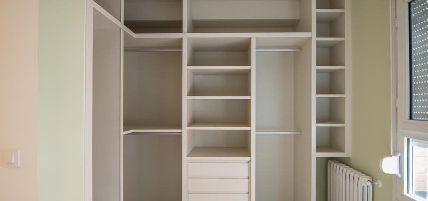 Dormitorio Estilo contemporaneo Color beige, plateado  diseñado por REFORMADISIMO | Gremio | Copyright REFORMADISIMO