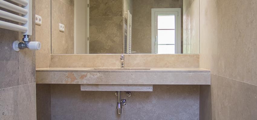 Baño Estilo moderno Color beige, marron, blanco, gris, plateado  diseñado por REFORMADISIMO | Gremio | Copyright REFORMADISIMO