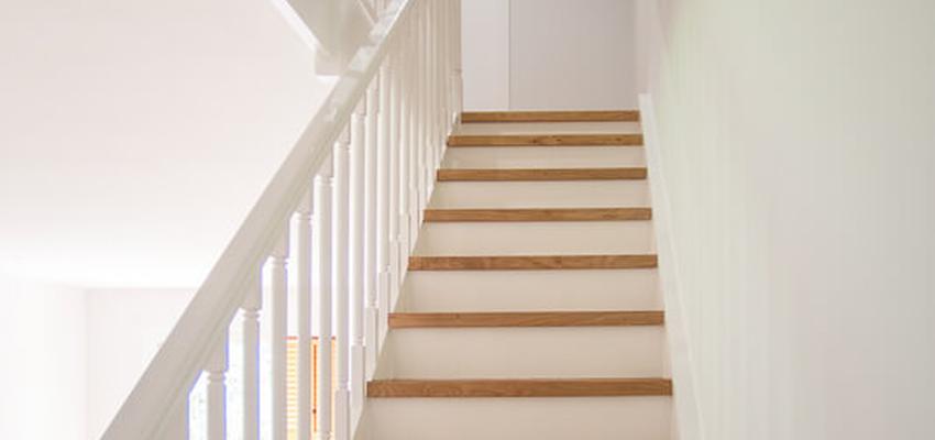 Escalera Estilo clasico Color marron, blanco  diseñado por REFORMADISIMO | Gremio | Copyright Reformadisimo