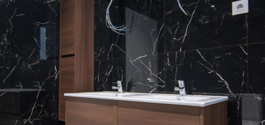 Baño Estilo moderno Color marron, blanco, negro  diseñado por REFORMADISIMO | Gremio | Copyright Reformadisimo