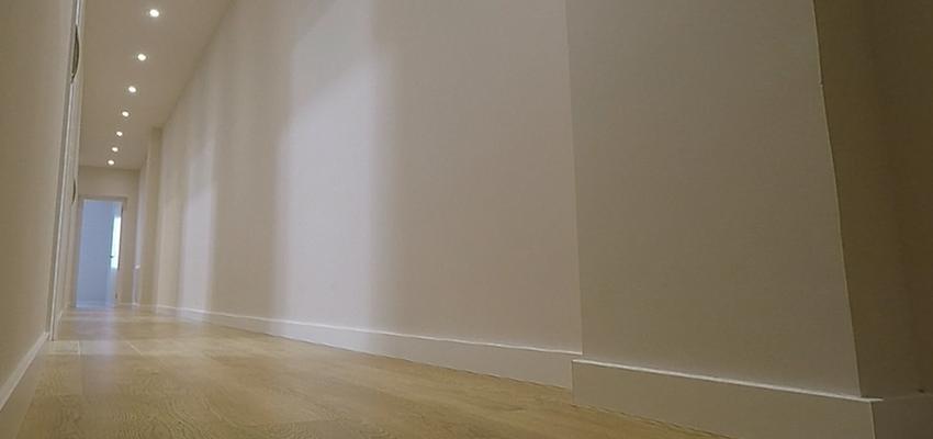 Pasillo Estilo clasico Color marron, marron, blanco  diseñado por REFORMADISIMO | Gremio | Copyright reformadisimo