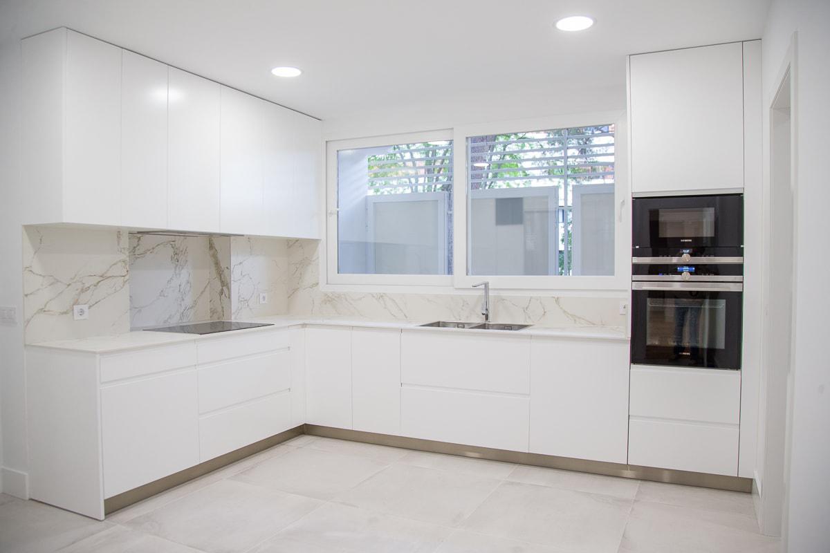 Cocina Estilo moderno Color blanco  diseñado por REFORMADISIMO | Gremio | Copyright reformadisimo