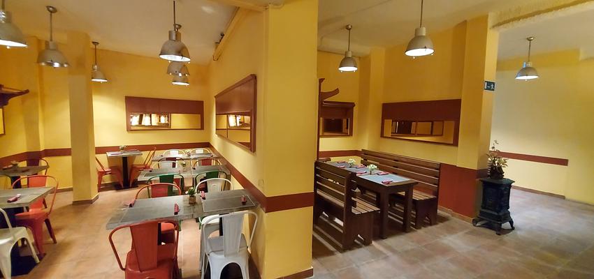 Cafeteria Estilo clasico Color marron, marron, dorado  diseñado por Qoriwasibcn | Reformista, constructor | Copyright Propia