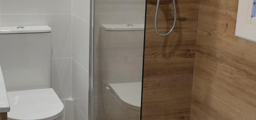 Baño Estilo moderno Color marron, blanco, gris  diseñado por Qoriwasibcn | Reformista, constructor | Copyright Propio