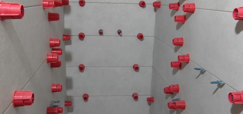 Baño Estilo clasico Color rojo, blanco, gris  diseñado por Qoriwasibcn | Reformista, constructor | Copyright Propia