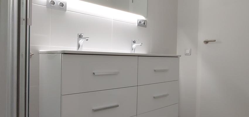 Baño Estilo moderno Color beige, blanco, gris  diseñado por Qoriwasibcn | Reformista, constructor | Copyright Propia