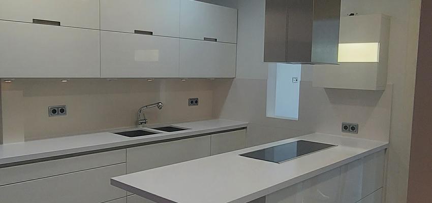 Cocina Estilo moderno Color blanco, gris, gris  diseñado por Qoriwasibcn | Reformista, constructor | Copyright Propia