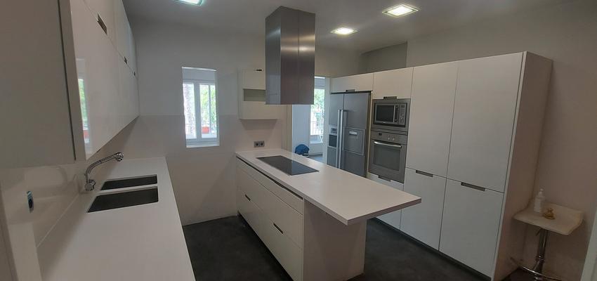 Cocina Estilo moderno Color blanco, gris, negro  diseñado por Qoriwasibcn | Reformista, constructor | Copyright Propia