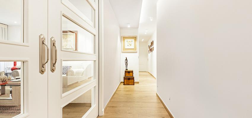 Recibidor, Pasillo style clasico color marron, marron, blanco  diseñado por itta estudio | Interiorista | Copyright Fotografía por Luzestudio