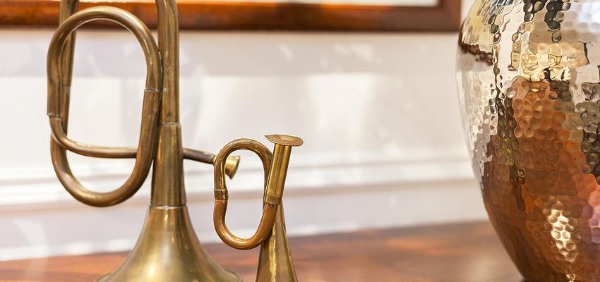 Comedor style clasico color marron, marron, marron, blanco, dorado  diseñado por itta estudio | Interiorista | Copyright Fotografía por Luzestudio