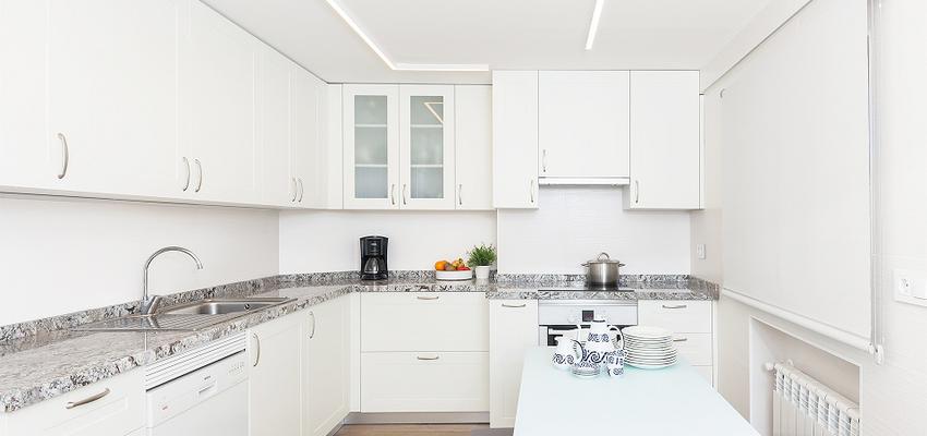 Cocina style clasico color beige, blanco, gris, gris, negro  diseñado por itta estudio | Interiorista | Copyright Fotografía por Luzestudio