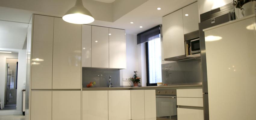 Cocina Estilo contemporaneo Color beige, blanco, gris  diseñado por Francisco Javier Jiménez Rayo | Arquitecto 