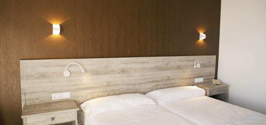 Dormitorio Estilo moderno Color marron, marron, blanco  diseñado por Gil Eloi Clapés | Decorador 