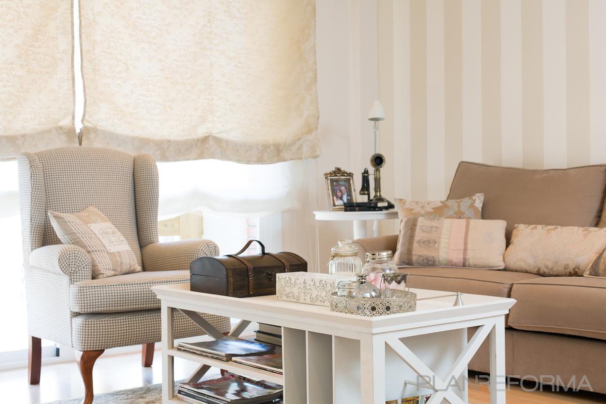 Salon Estilo clasico Color rosa, beige, beige, marron, blanco  diseñado por Margarida Muñoz | Decorador | Copyright Imagen de un proyecto realizado por Margarida Muñoz realizada por el fotógrafo de interiores Davide Pellegrini (www.dpfotos.com)