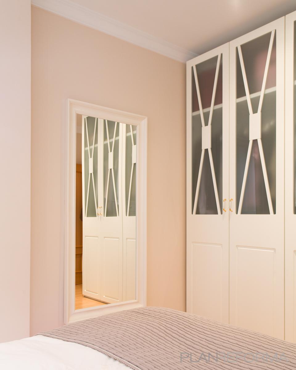 Dormitorio style clasico color beige, beige, blanco  diseñado por Margarida Muñoz | Decorador | Copyright La imagen pertenece a un proyecto de Margarida Muñoz y fue realizada por el fotógrafo Davide Pellegrini  de interiores (www.dpfotos.com/)