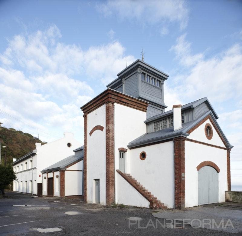 Exterior style vintage color marron, blanco, gris, gris  diseñado por almudena fernandez menendez | Arquitecto 
