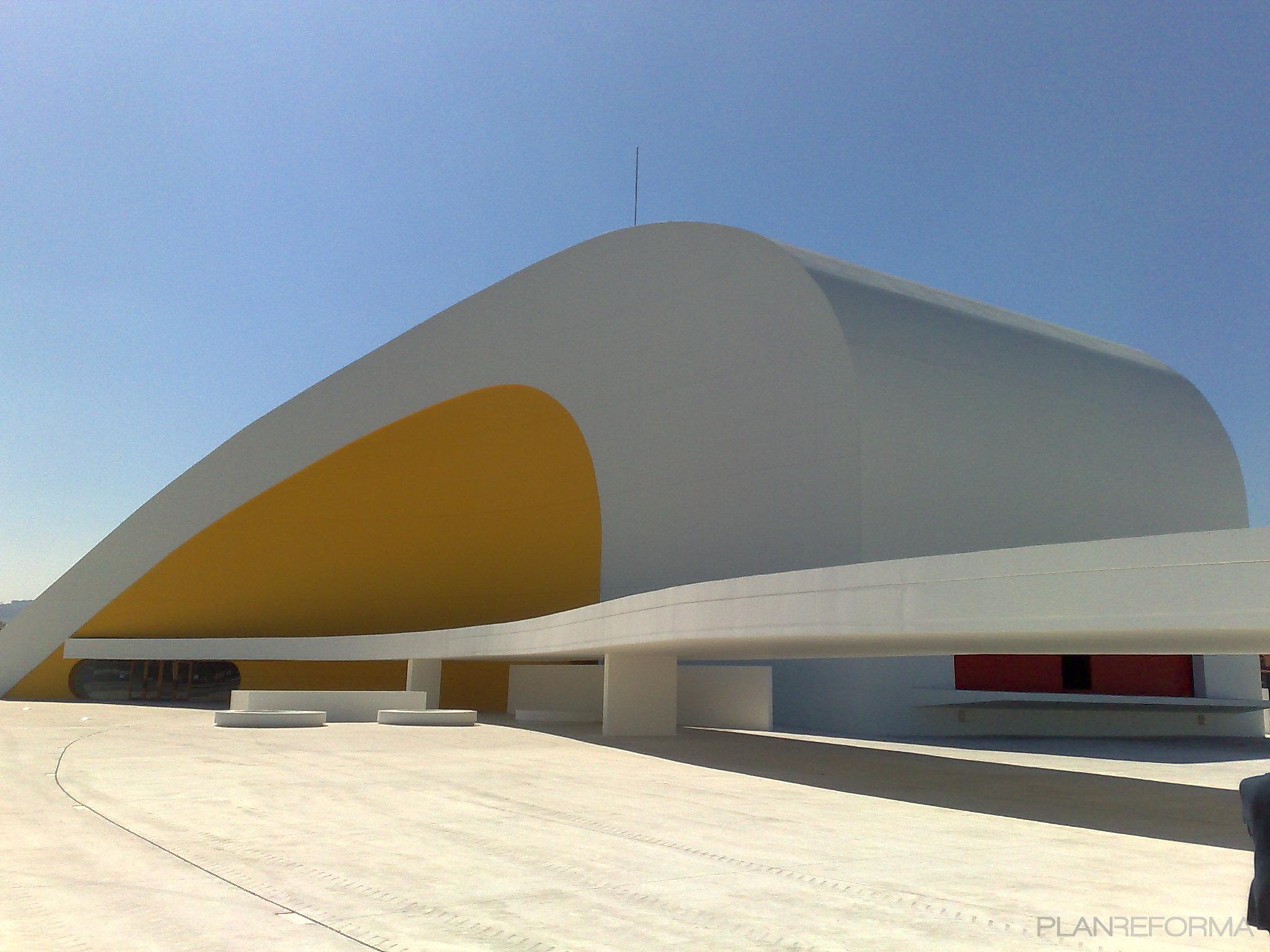 Exterior style contemporaneo color ocre, beige, blanco  diseñado por almudena fernandez menendez | Arquitecto 