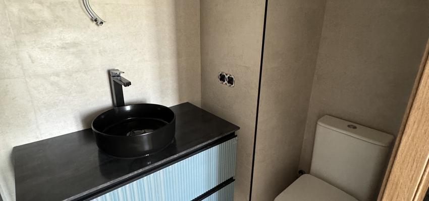 Baño Estilo contemporaneo Color beige, blanco, gris  diseñado por GRUPO SANCHEZ LA OSA SL | Reformista, constructor | Copyright ALFREDO SANCHEZ