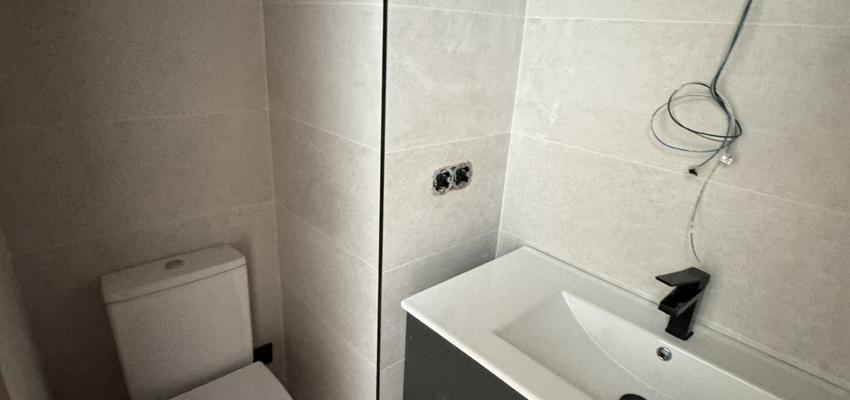 Baño Estilo contemporaneo Color marron oscuro, beige, blanco  diseñado por GRUPO SANCHEZ LA OSA SL | Reformista, constructor | Copyright ALFREDO SANCHEZ