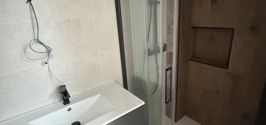 Baño Estilo contemporaneo Color marron oscuro, beige, gris  diseñado por GRUPO SANCHEZ LA OSA SL | Reformista, constructor | Copyright ALFREDO SANCHEZ