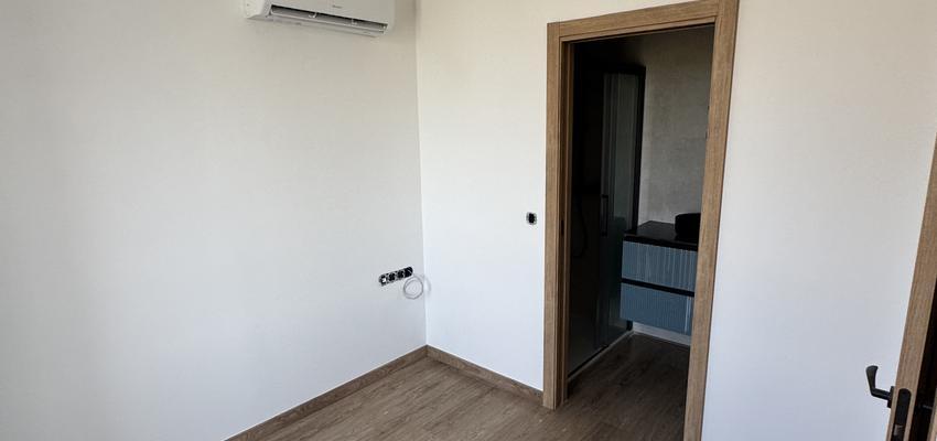 Dormitorio Estilo contemporaneo Color blanco  diseñado por GRUPO SANCHEZ LA OSA SL | Reformista, constructor | Copyright ALFREDO SANCHEZ Dormitorio Estilo contemporaneo Color blanco  diseñado por GRUPO SANCHEZ LA OSA SL | Reformista, constructor | Copyright ALFREDO SANCHEZ