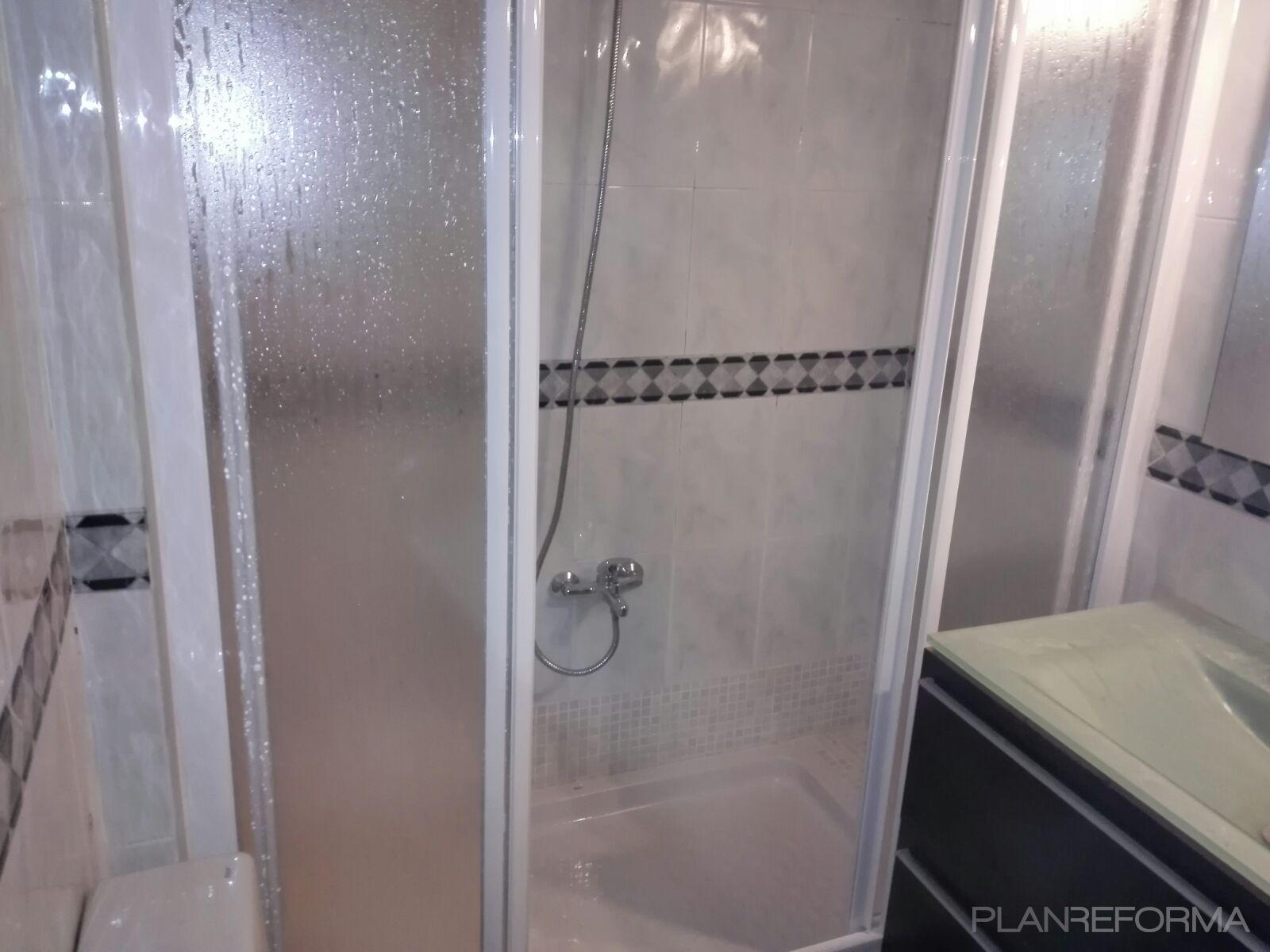 Baño Estilo clasico Color blanco, gris, negro  diseñado por Reformas y reparaciones TEYSA | Gremio 