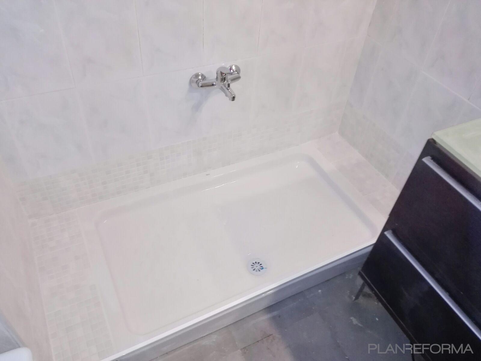 Baño Estilo clasico Color blanco, gris, negro  diseñado por Reformas y reparaciones TEYSA | Gremio 