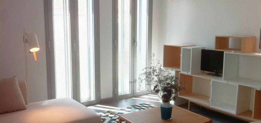 Salon style mediterraneo color marron, azul, blanco, negro  diseñado por Estudio Interiores-Pablo Téllez | Interiorista | Copyright Fotografía de Pablo Téllez