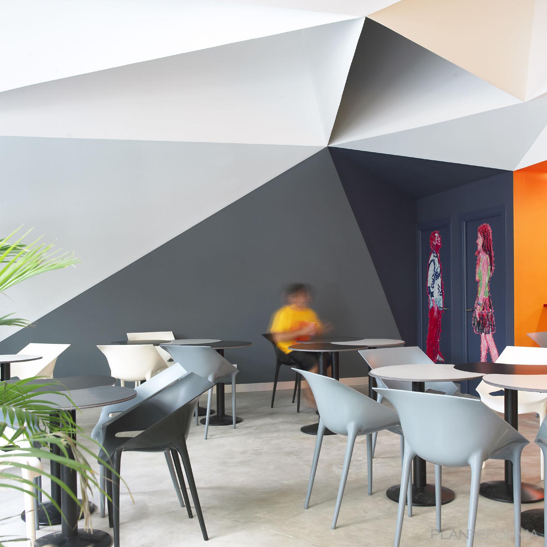 Cafeteria style contemporaneo color marron, blanco, gris, gris, dorado  diseñado por Estudio Interiores-Pablo Téllez | Interiorista | Copyright Fotografía de Juan Ventura