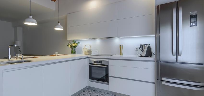 Cocina Estilo moderno Color blanco, gris, gris  diseñado por Habitatsalut Interiorismo Saludable | Interiorista 