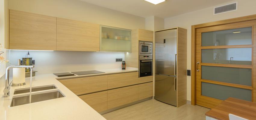 Cocina Estilo moderno Color amarillo, amarillo, blanco  diseñado por Habitatsalut Interiorismo Saludable | Interiorista 