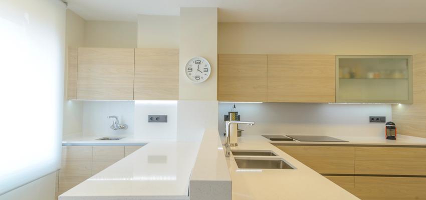Cocina Estilo moderno Color amarillo, beige, blanco  diseñado por Habitatsalut Interiorismo Saludable | Interiorista 