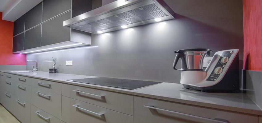 Cocina Estilo moderno Color rojo, gris, gris  diseñado por Habitatsalut Interiorismo Saludable | Interiorista 