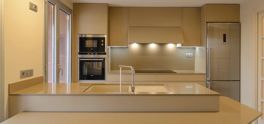Cocina Estilo moderno Color amarillo, amarillo, beige  diseñado por Habitatsalut Interiorismo Saludable | Interiorista 