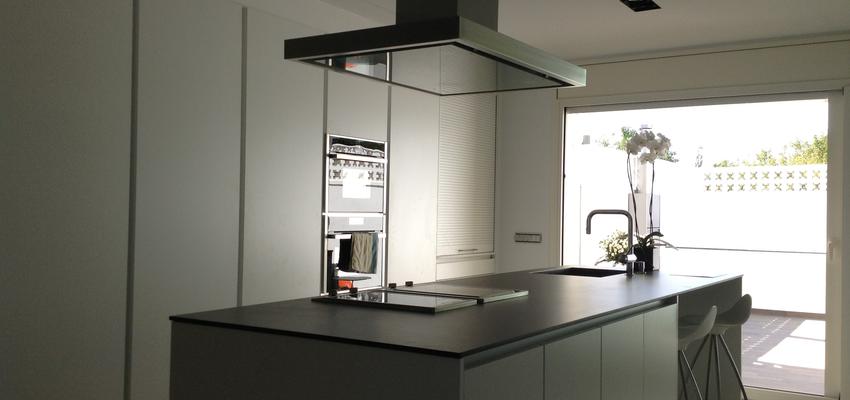 Cocina Estilo moderno Color marron, marron, blanco  diseñado por Habitatsalut Interiorismo Saludable | Interiorista 