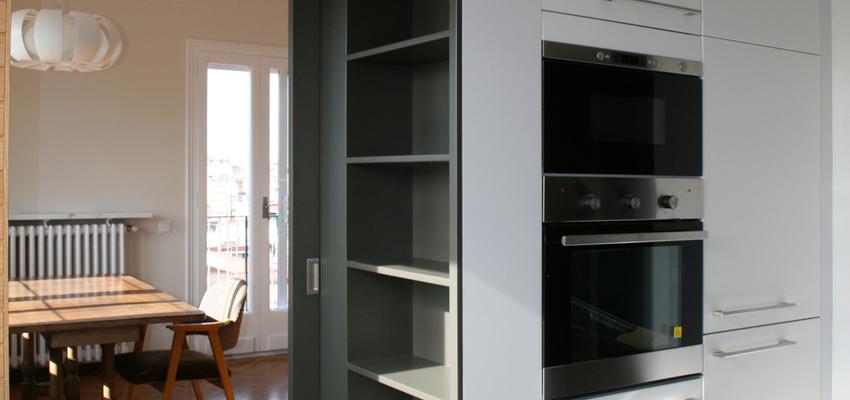 Cocina, Salon style moderno color marron, blanco, gris  diseñado por ANNA PUIG Interiorisme | Interiorista | Copyright si