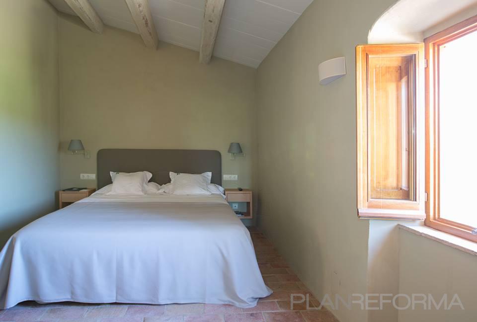 Dormitorio Estilo rustico Color beige, marron, blanco  diseñado por ANNA PUIG Interiorisme | Interiorista | Copyright si soy propietario de la imagen