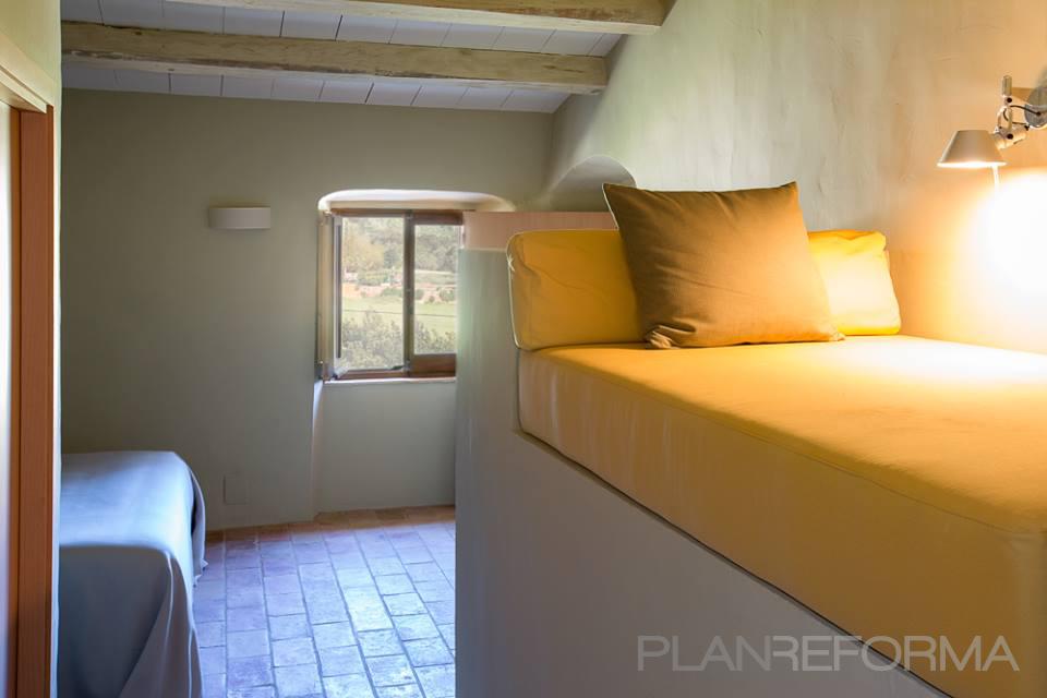 Dormitorio, Niños Estilo rustico Color ocre, blanco, gris  diseñado por ANNA PUIG Interiorisme | Interiorista | Copyright si soy propietario de la imagen