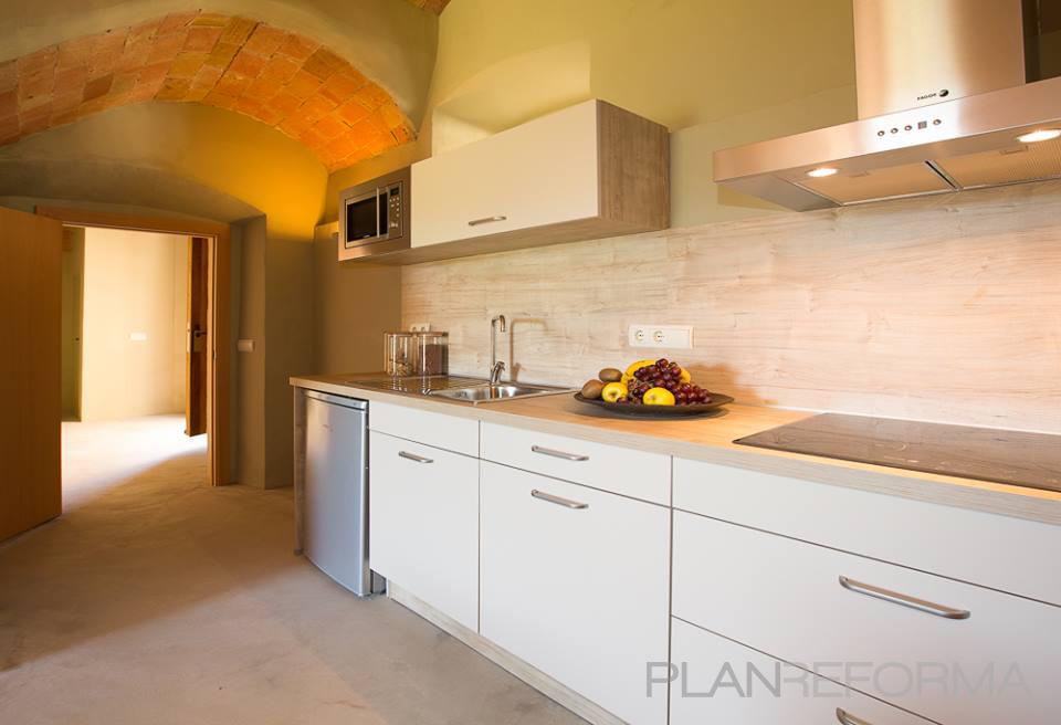 Cocina Estilo rustico Color marron, beige, blanco  diseñado por ANNA PUIG Interiorisme | Interiorista | Copyright si soy propietario de la imagen