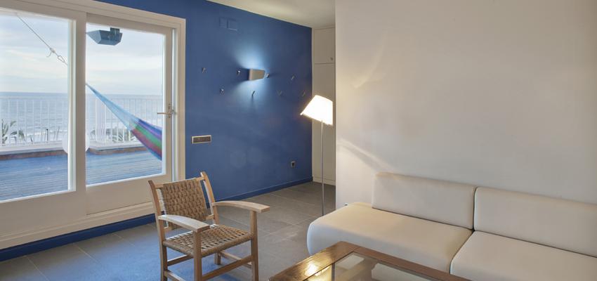 Salon style moderno color azul, marron, blanco, gris  diseñado por ANNA PUIG Interiorisme | Interiorista | Copyright si