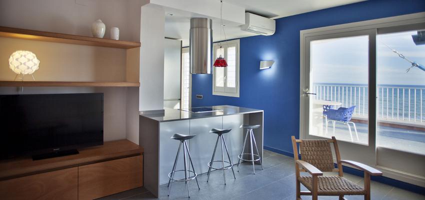 Comedor, Cocina style moderno color azul, marron, blanco, gris  diseñado por ANNA PUIG Interiorisme | Interiorista | Copyright si