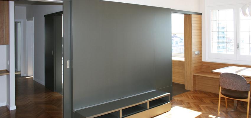 Comedor, Sala de la TV style moderno color marron, blanco, gris  diseñado por ANNA PUIG Interiorisme | Interiorista | Copyright si