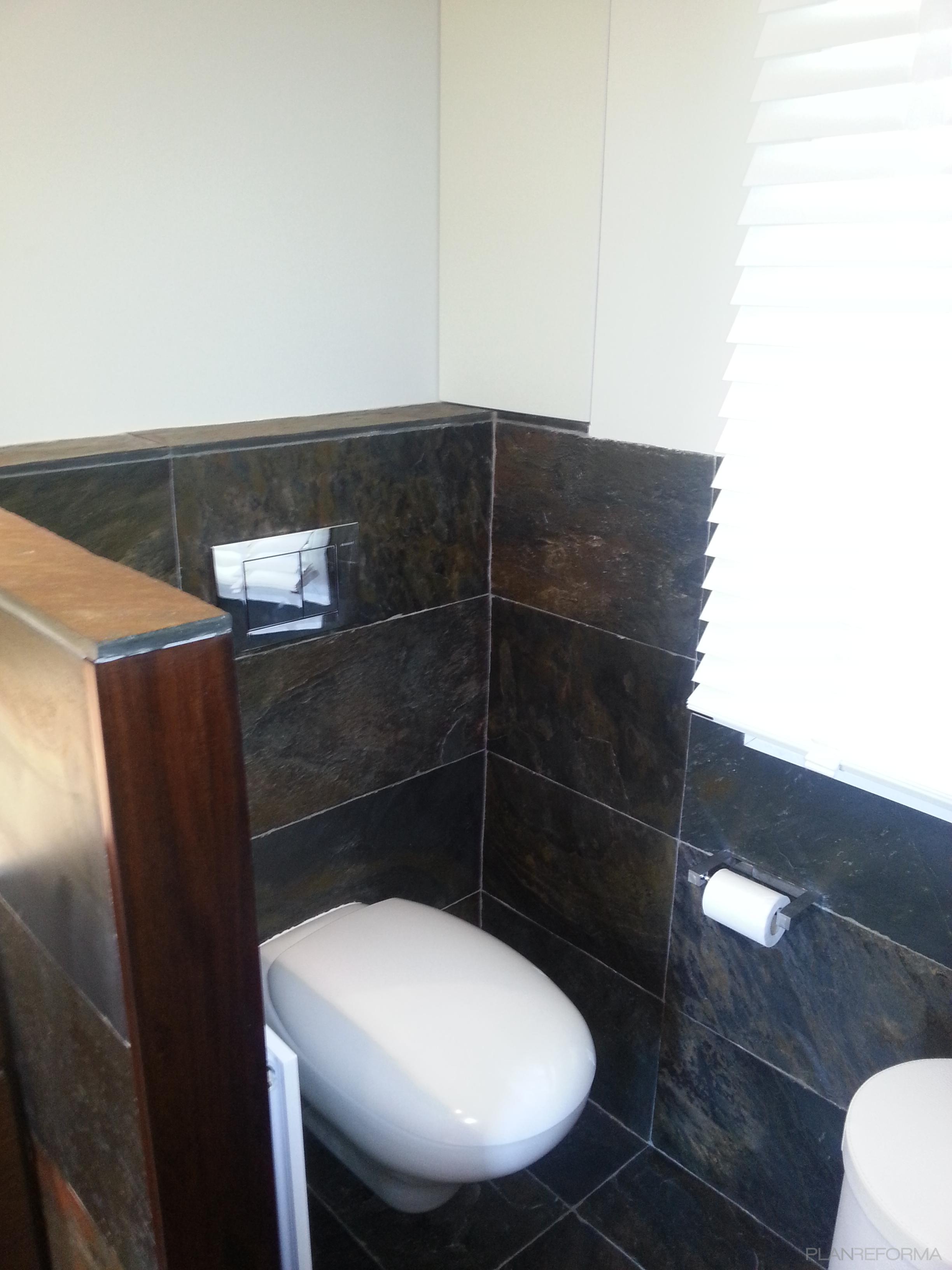 Baño Estilo rustico Color marron, marron, blanco, gris  diseñado por Santi Garriga | Gremio | Copyright copyright: Santi Garriga Rodó