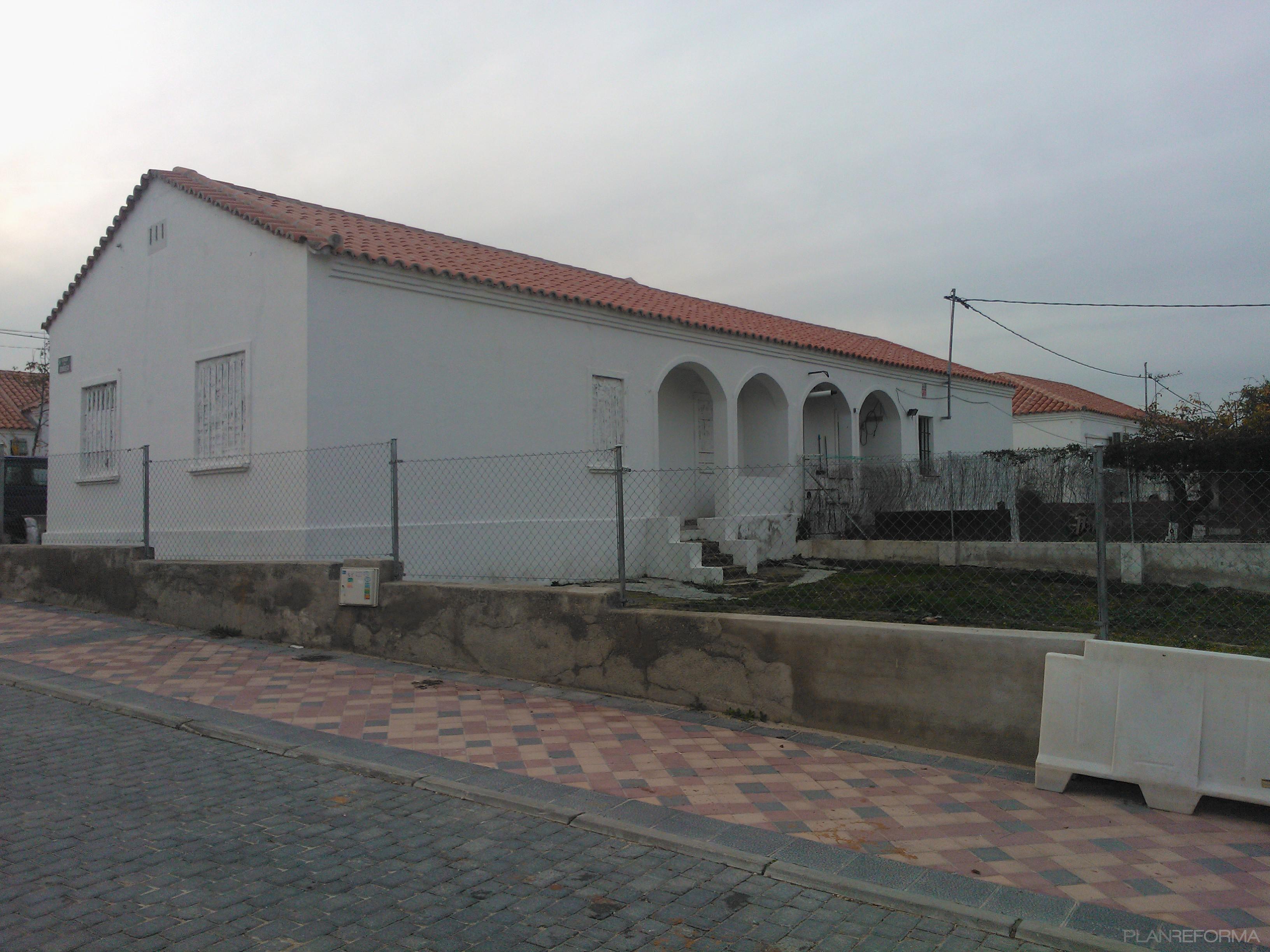 Exterior style tradicional color marron, blanco, gris  diseñado por Jeronimo Franco | Arquitecto Técnico 