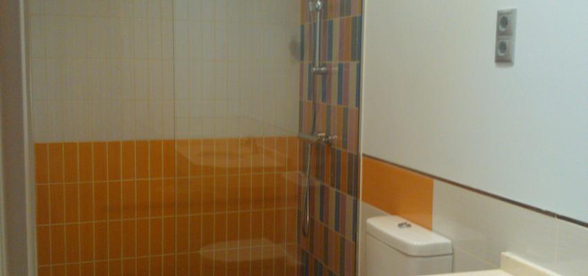 Baño style tradicional color ocre, beige, blanco, negro  diseñado por Jeronimo Franco | Arquitecto Técnico 